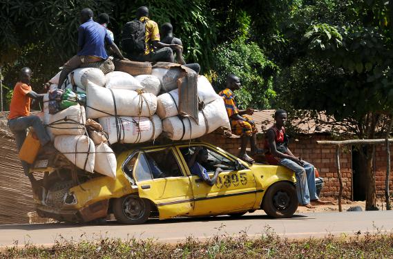 Des Centrafricains fuient Damara, &agrave; 75 km de la capitale, Bangui, le 2 janvier 2013.
