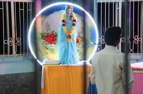 Le kitsch cher aux Indiens n'épargne pas la statuaire chrétienne, mais sans nuire à la ferveur.