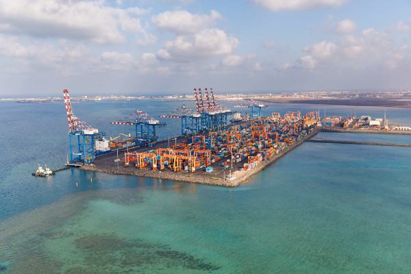 Les ambitions de Djibouti ne se limitent pas au port de Doraleh. Le terminal à conteneurs constitue l'une des pièces maîtresses d'un ambitieux projet de développement national : faire de Djibouti un hub commercial et logistique de premier plan entre l'Asi