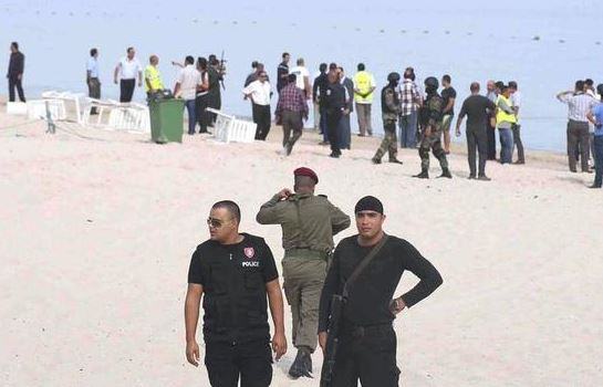 Les forces de l'ordre sur la plage de Sousse en Tunisie après l'attentat de l'hôtel Imperialm Marhaba