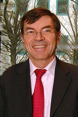 Jean-Pierre Favennec - spécialiste reconnu du secteur de l'énergie et en particulier du pétrole. Président de l’Association pour le développement de l’énergie en Afrique (ADEA), directeur général de l’Institut africain de l’Energie (IAE), professeur à Sciences Po et à l'Ecole nationale supérieure du Pétrole à Paris et consultant WDCooperation.