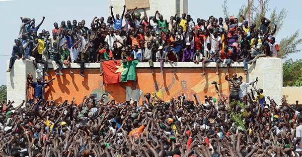 Le peuple à pris le pouvoir au Burkina, puis c'est l'armée qui passe à l'action...