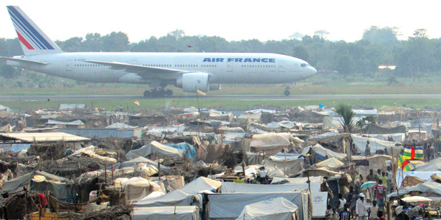 L'aéroport de M'poko est aussi un camp de réfugiés ou opère l'armée Française avec l'opération Sangaris