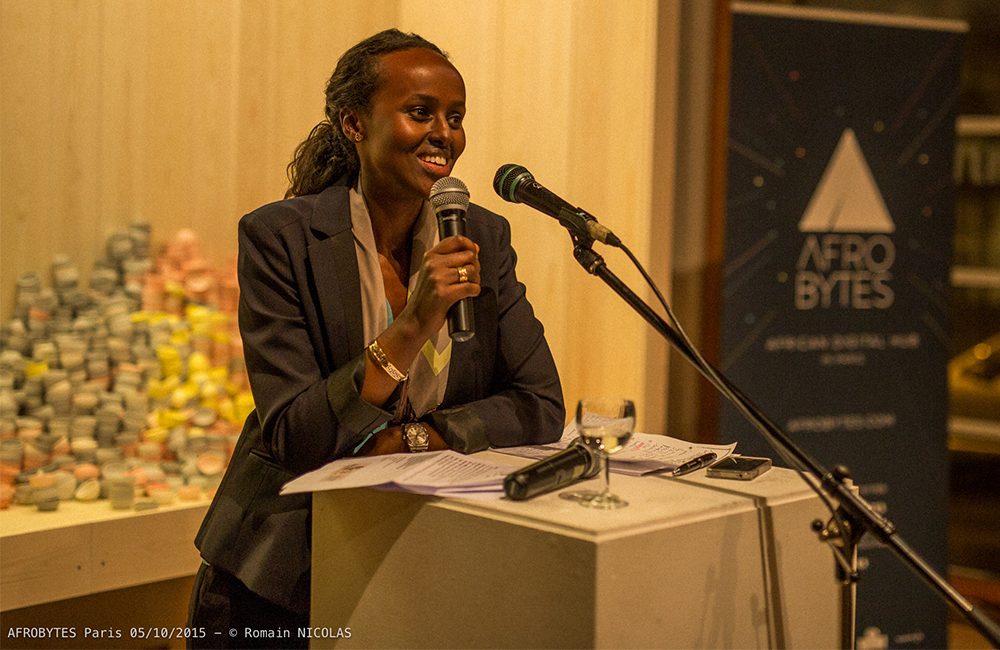 Haweya Mohamed, responsable de la communication, présente le hub Afrobytes