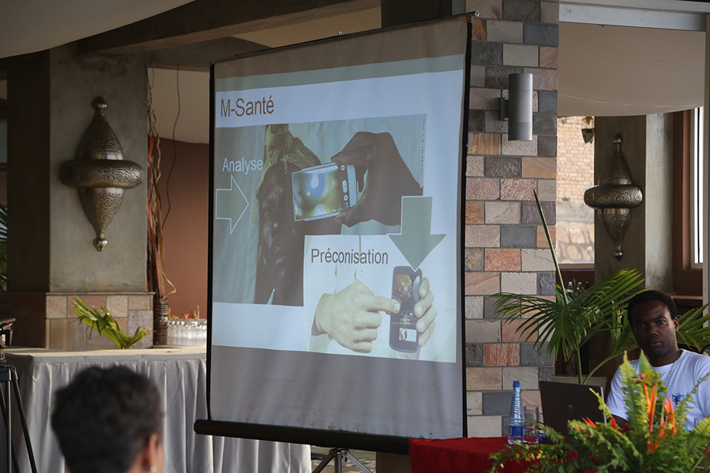 Présentation des applications de M-santé par Thierry Barbaut lors de l'Africa Code Week de Bujumbura au Burundi en octobre 2017