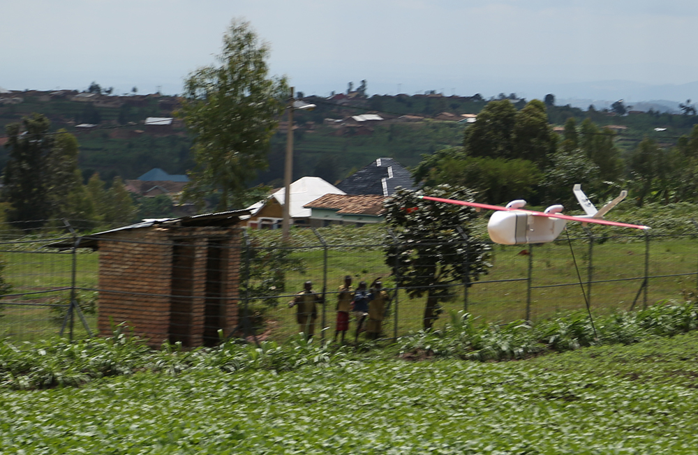 Un des drone de Zipline a terminé sa mission et retourne se poser sur la base de Muhanga au Rwanda