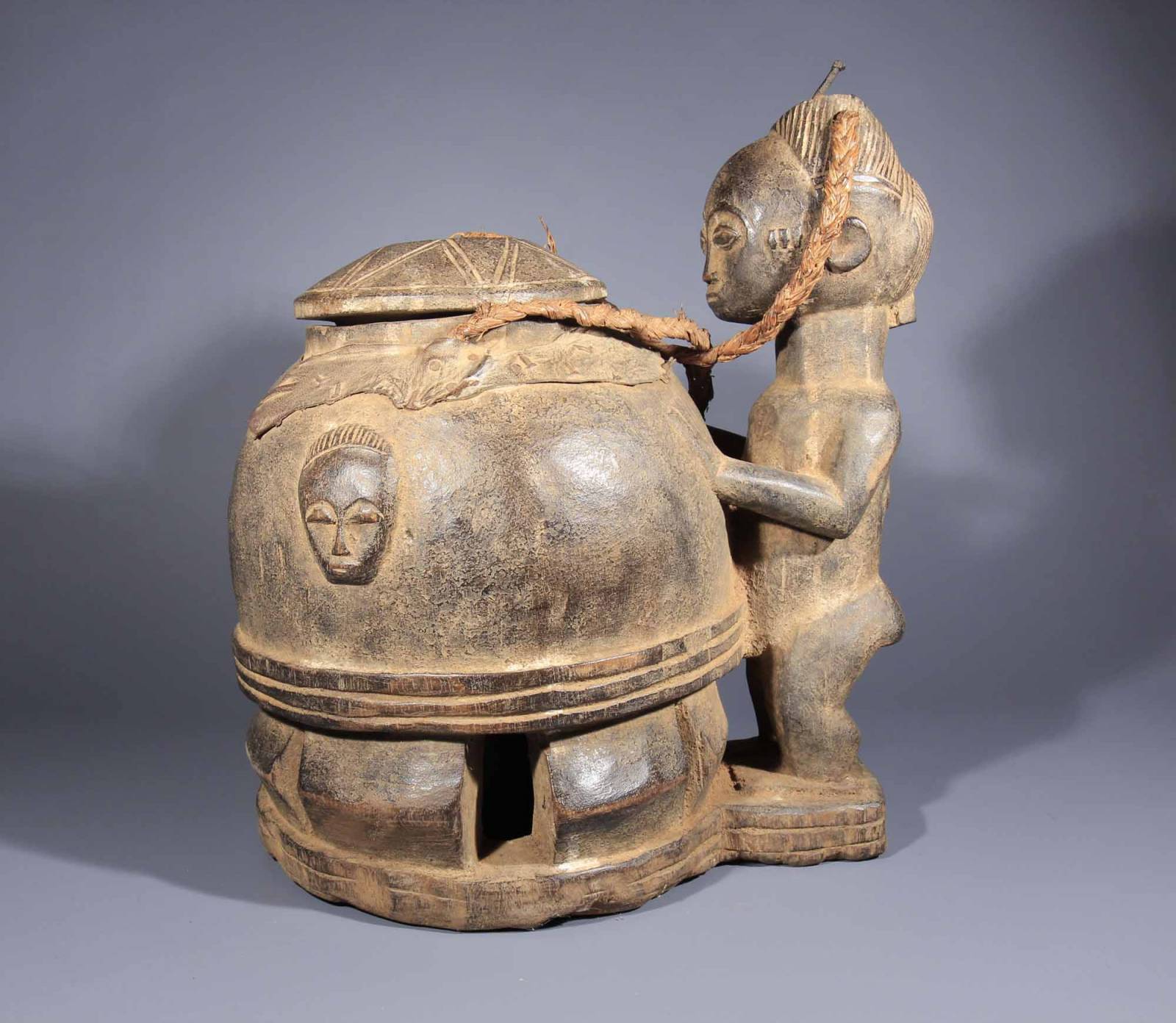 Objets d'art exposé à Istanbul. Ici une boîte de miracle Baoule de Côte d'Ivoire